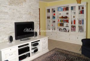 Libreria stile classico costruita artigianalmente in legno massello con ante e cassetti finitura colore bianco anticato